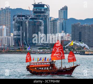 La célèbre jonque touristique à voile rouge naviguant le long du port de Victoria, Hong Kong, Chine. Banque D'Images