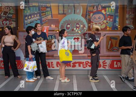 Bangkok, Thaïlande. 5 octobre 2025. Les clients font la queue pour entrer dans un magasin Pop Mart au rez-de-chaussée du centre commercial Central World. Le magasin a ouvert ses portes le 17 juillet 2025. (Crédit image : © Patrick Chengzhi Wang/SOPA images via ZUMA Press Wire) USAGE ÉDITORIAL SEULEMENT ! Non destiné à UN USAGE commercial ! Banque D'Images