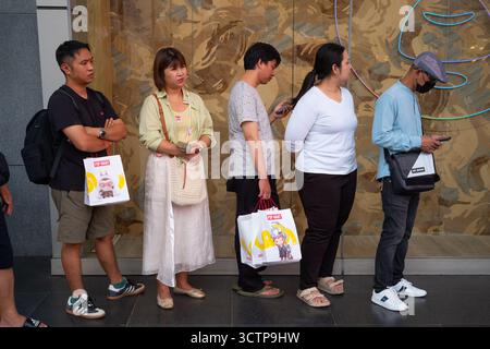 Bangkok, Thaïlande. 5 octobre 2025. Les clients font la queue pour entrer dans un magasin Pop Mart au rez-de-chaussée du centre commercial Central World. Le magasin a ouvert ses portes le 17 juillet 2025. (Crédit image : © Patrick Chengzhi Wang/SOPA images via ZUMA Press Wire) USAGE ÉDITORIAL SEULEMENT ! Non destiné à UN USAGE commercial ! Banque D'Images