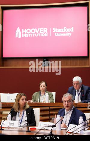 Stanford, États-Unis. 07 octobre 2025. Le consul général de Belgique à Los Angeles Sophie Hottat et le vice-président et ministre wallon en charge de l’économie, de l’emploi, de l’industrie et de la formation Pierre-Yves Jeholet ont photographié lors d’une visite à l’université de Stanford mettant en lumière les liens académiques belgo-américains à l’institution Hoover, dans le cadre d’une mission économique sur la côte ouest des États-Unis, à Stanford, mardi 07 octobre 2025. La mission économique belge aux Etats-Unis se déroule du 4 au 12 octobre. BELGA PHOTO BENOIT DOPPAGNE crédit : Belga News Agency/Alamy Live News Banque D'Images