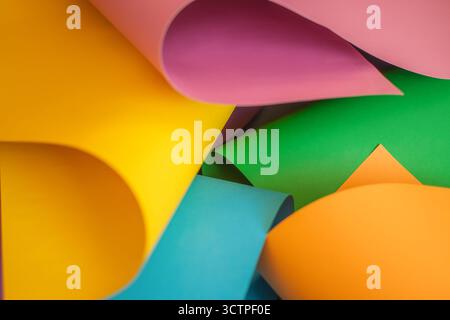 Feuilles de papier courbes colorées en composition abstraite. Arrangement abstrait de feuilles de papier multicolores. Création d'arrière-plan artistique. Banque D'Images