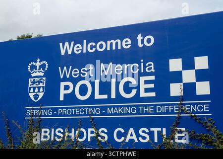 West Mercia police signe à Bishop's Castle, Shropshire, Angleterre Banque D'Images
