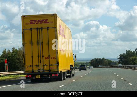 Un camion DHL sur l'autoroute M6 en Angleterre Banque D'Images