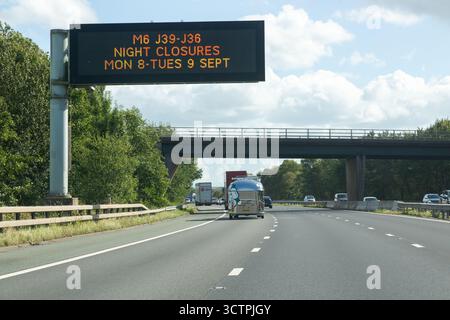 Panneau de signalisation M6 au-dessus de la tête signalant les fermetures de routes Banque D'Images