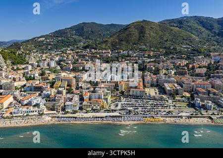 Vue aérienne drone de la vieille ville médiévale historique de Cefalu avec plage cathédrale et mer Tyrrhénienne turquoise en été sur la côte nord de l'île de Sicile Banque D'Images