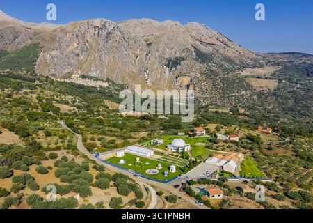 Vue aérienne drone Isnello ville de montagne sicilienne avec parc astronomique GAL Hassin et observatoire sur le mont Mufara, vue panoramique sur la Madonie Moun Banque D'Images