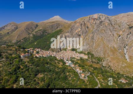 Vue aérienne drone Isnello ville de montagne sicilienne avec parc astronomique GAL Hassin et observatoire sur le mont Mufara, vue panoramique sur la Madonie Moun Banque D'Images