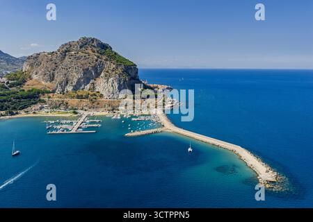Vue aérienne par drone de la plage de Scalette à Cefalu, Sicile, Italie. La mer Tyrrhénienne, le phare de Capo Cefalu, les falaises rocheuses, le port de Cefalu et le port médiéval Banque D'Images