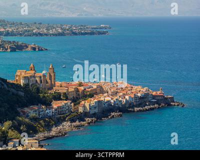 Vue aérienne par drone de la plage de Scalette à Cefalu, Sicile, Italie. La mer Tyrrhénienne, le phare de Capo Cefalu, les falaises rocheuses, le port de Cefalu et le port médiéval Banque D'Images