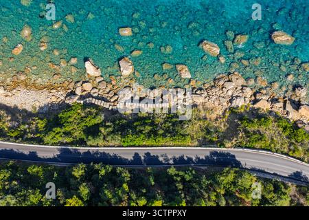 Vue aérienne par drone de la plage de Scalette à Cefalu, Sicile, Italie. La mer Tyrrhénienne, le phare de Capo Cefalu, les falaises rocheuses, le port de Cefalu et le port médiéval Banque D'Images