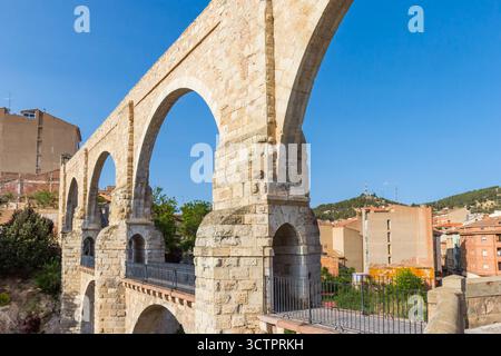 Aqueduc romain historique de Los Arcos à Teruel, Espagne Banque D'Images