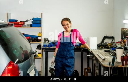 Portrait de mécanicien de voiture féminin dans un atelier de réparation automobile Banque D'Images