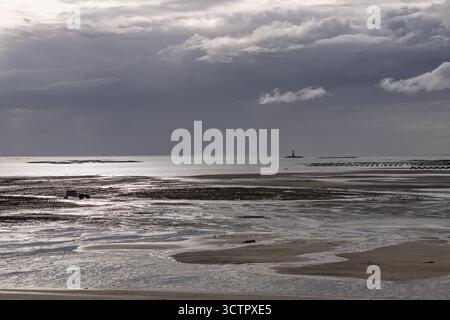 Cabines de plage et bord de mer à Gouville sur mer, Manche, Normandie, France sous diverses lumières Banque D'Images