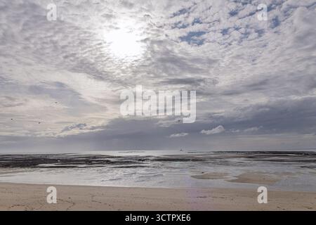 Cabines de plage et bord de mer à Gouville sur mer, Manche, Normandie, France sous diverses lumières Banque D'Images