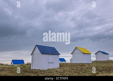 Cabines de plage et bord de mer à Gouville sur mer, Manche, Normandie, France sous diverses lumières Banque D'Images