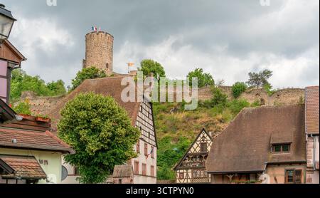 Impression de Kaysersberg, ville historique et ancienne commune d'Alsace dans le nord-est de la France Banque D'Images