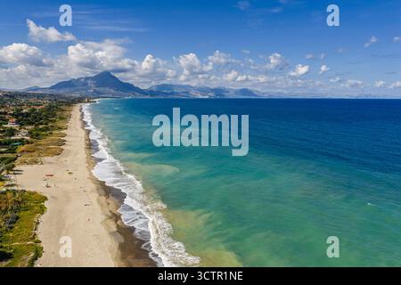 Vue aérienne par drone de Lascari Beach, une zone côtière pittoresque près des montagnes Madonie dans le nord de la Sicile, Italie, sable doré, turquoise mer Tyrrhénienne Banque D'Images