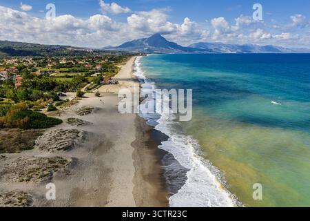 Vue aérienne par drone de Lascari Beach, une zone côtière pittoresque près des montagnes Madonie dans le nord de la Sicile, Italie, sable doré, turquoise mer Tyrrhénienne Banque D'Images