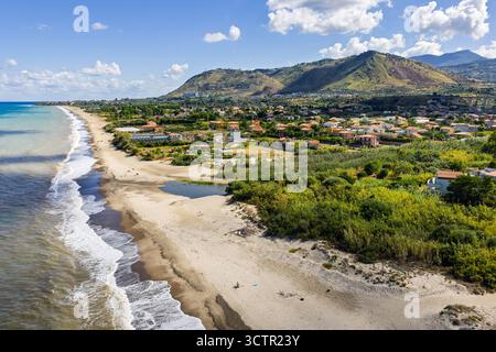 Vue aérienne par drone de Lascari Beach, une zone côtière pittoresque près des montagnes Madonie dans le nord de la Sicile, Italie, sable doré, turquoise mer Tyrrhénienne Banque D'Images