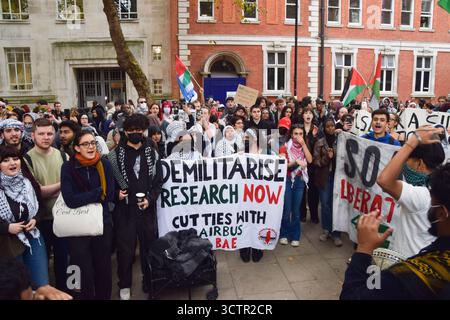 Londres, Royaume-Uni. 7 octobre 2025. Les manifestants pro-palestiniens se rassemblent devant la SOAS à l'occasion du deuxième anniversaire de l'attaque du Hamas contre le festival Nova en Israël et des attaques ultérieures contre Gaza par Israël. Les étudiants ont défilé à partir du King's College et se sont arrêtés sur différents campus en cours de route, appelant à la fin du génocide à Gaza. Crédit : Vuk Valcic/Alamy Live News Banque D'Images