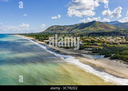 Vue aérienne par drone de Lascari Beach, une zone côtière pittoresque près des montagnes Madonie dans le nord de la Sicile, Italie, sable doré, turquoise mer Tyrrhénienne Banque D'Images