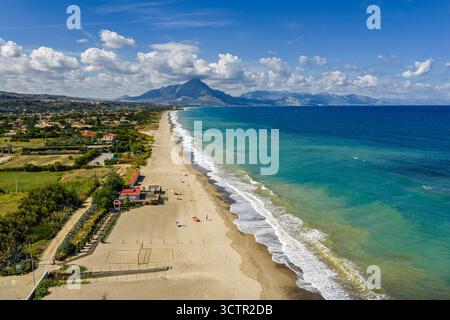 Vue aérienne par drone de Lascari Beach, une zone côtière pittoresque près des montagnes Madonie dans le nord de la Sicile, Italie, sable doré, turquoise mer Tyrrhénienne Banque D'Images