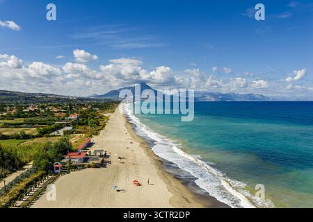 Vue aérienne par drone de Lascari Beach, une zone côtière pittoresque près des montagnes Madonie dans le nord de la Sicile, Italie, sable doré, turquoise mer Tyrrhénienne Banque D'Images