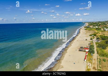 Vue aérienne par drone de Lascari Beach, une zone côtière pittoresque près des montagnes Madonie dans le nord de la Sicile, Italie, sable doré, turquoise mer Tyrrhénienne Banque D'Images