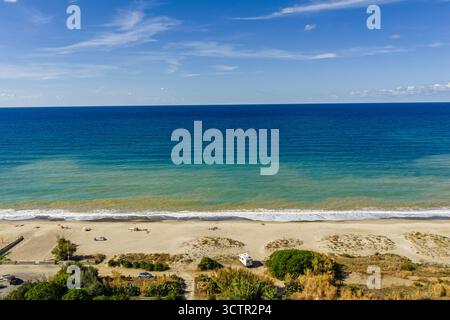 Vue aérienne par drone de Lascari Beach, une zone côtière pittoresque près des montagnes Madonie dans le nord de la Sicile, Italie, sable doré, turquoise mer Tyrrhénienne Banque D'Images