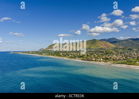 Vue aérienne par drone de Lascari Beach, une zone côtière pittoresque près des montagnes Madonie dans le nord de la Sicile, Italie, sable doré, turquoise mer Tyrrhénienne Banque D'Images