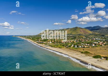 Vue aérienne par drone de Lascari Beach, une zone côtière pittoresque près des montagnes Madonie dans le nord de la Sicile, Italie, sable doré, turquoise mer Tyrrhénienne Banque D'Images