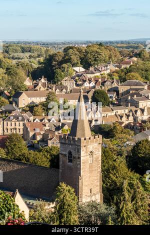 La tour 15c de l'église Holy Trinity, Bradford-on-Avon, Wiltshire, Royaume-Uni, avec une vue sur la ville à Salisbury Plain à l'horizon lointain Banque D'Images