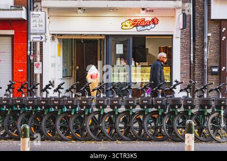 Rangée de vélos Bolt électriques verts garés à une station de partage dans le vieux centre-ville de Dusseldorf Banque D'Images