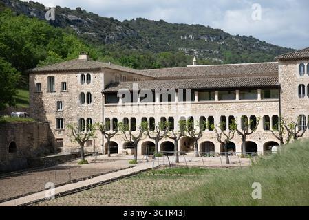 Aile résidentielle, quartiers des moines, Hôtel et hébergement du Monastère cistercien ou de l'Abbaye de Sénanque près de Gordes Vaucluse Luberon Provence France Banque D'Images
