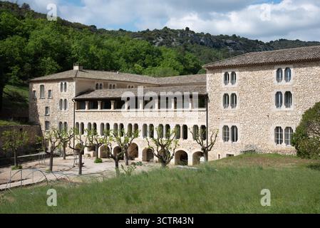 Aile, quartiers des moines, Hôtel et hébergement du Monastère cistercien ou de l'Abbaye de Sénanque près de Gordes Vaucluse Luberon Provence France Banque D'Images