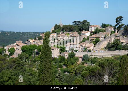 Vue sur le Village perché ou Village perché de Bonnieux & ruines de remparts ou remparts Luberon Vaucluse Provence France Banque D'Images