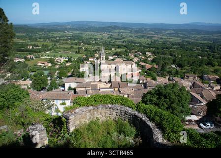 Panorama ou vue panoramique sur le Village perché ou le Village perché de Bonnieux & remparts ou les remparts du Luberon Vaucluse Provence France Banque D'Images