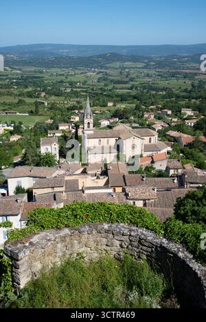 Vue sur le Village perché ou Village perché de Bonnieux & ruines de remparts ou remparts Luberon Vaucluse Provence France Banque D'Images