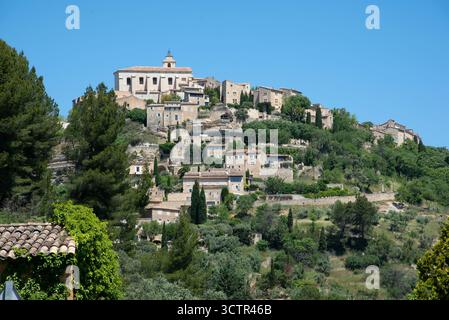 Vue sur le village traditionnel perché de Gordes ou sur le village perché de Gordes dans le parc régional du Luberon Vaucluse Peovence France Banque D'Images