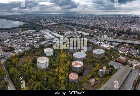 Vue aérienne des réservoirs de carburant dans la zone industrielle près du port de Burgas, Bulgarie Banque D'Images