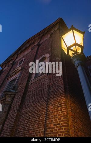 Vue atmosphérique en fin de soirée sur Josephskapelle dans le centre historique de Dusseldorf Banque D'Images