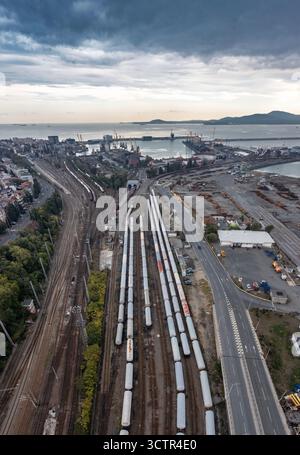 Vue aérienne des réservoirs de carburant d'une composition de train vers le port de Burgas, Bulgarie Banque D'Images
