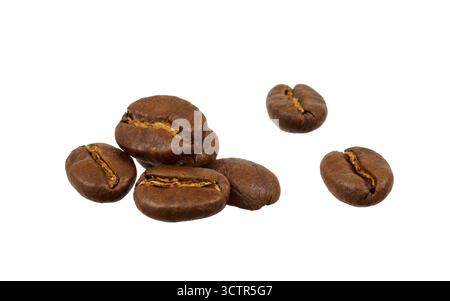 gros plan d'un tas de grains de café isolé sur blanc Banque D'Images