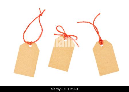 étiquette cadeau de noël ou étiquette de prix avec bande de ruban rouge isolé sur blanc Banque D'Images