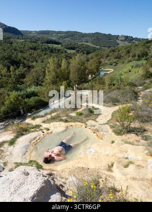 Parco naturale dei Mulini, parc public avec sources chaudes et système démantelé de moulins à céréales à Bagno Vignoni, ville dans la province de Sienne, Italie Banque D'Images