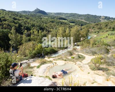 Parco naturale dei Mulini, parc public avec sources chaudes et système démantelé de moulins à céréales à Bagno Vignoni, ville dans la province de Sienne, Italie Banque D'Images