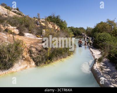 Parco naturale dei Mulini, parc public avec sources chaudes et système démantelé de moulins à céréales à Bagno Vignoni, ville dans la province de Sienne, Italie Banque D'Images