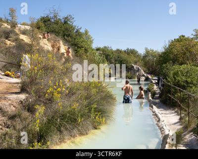 Parco naturale dei Mulini, parc public avec sources chaudes et système démantelé de moulins à céréales à Bagno Vignoni, ville dans la province de Sienne, Italie Banque D'Images