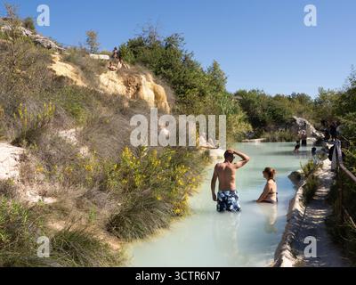 Parco naturale dei Mulini, parc public avec sources chaudes et système démantelé de moulins à céréales à Bagno Vignoni, ville dans la province de Sienne, Italie Banque D'Images