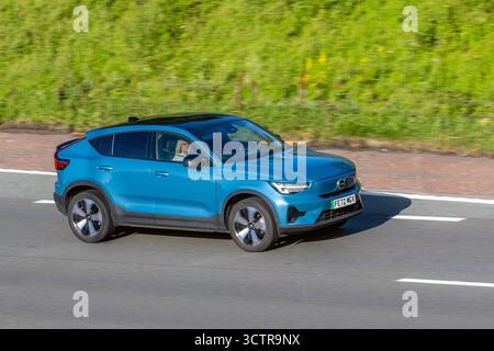 2022 Blue Volvo C40 Core recharge EV 231 69Kwh FWD SUV voiture électricité 170 kW ; se déplaçant à grande vitesse sur l'autoroute M61 Manchester, Royaume-Uni Banque D'Images